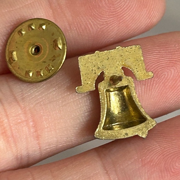 5/$25 vintage tiny Gold Liberty Bell Pin 🛎️ - Picture 7 of 7